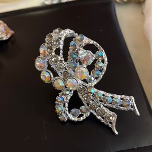 Large vintage rhinestone brooch